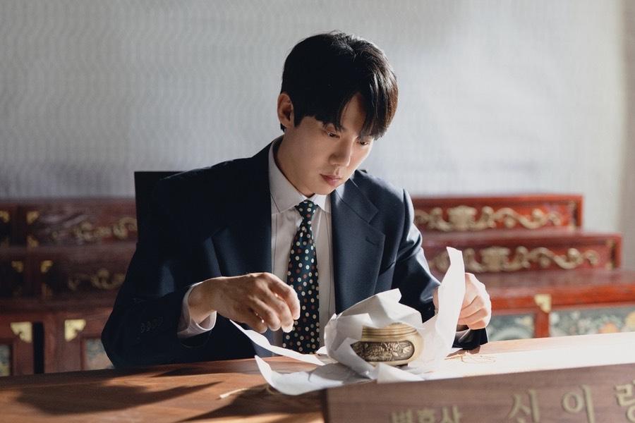 Yoo Yeon Seok Gains Ghost-Seeking Ability After Opening Law Office In Former Shaman’s House In “Phantom Lawyer”