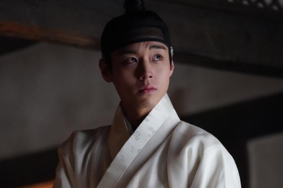 Park Ji Hoon Is A Young King Living With Guilt After His Dethronement In “The King’s Warden”