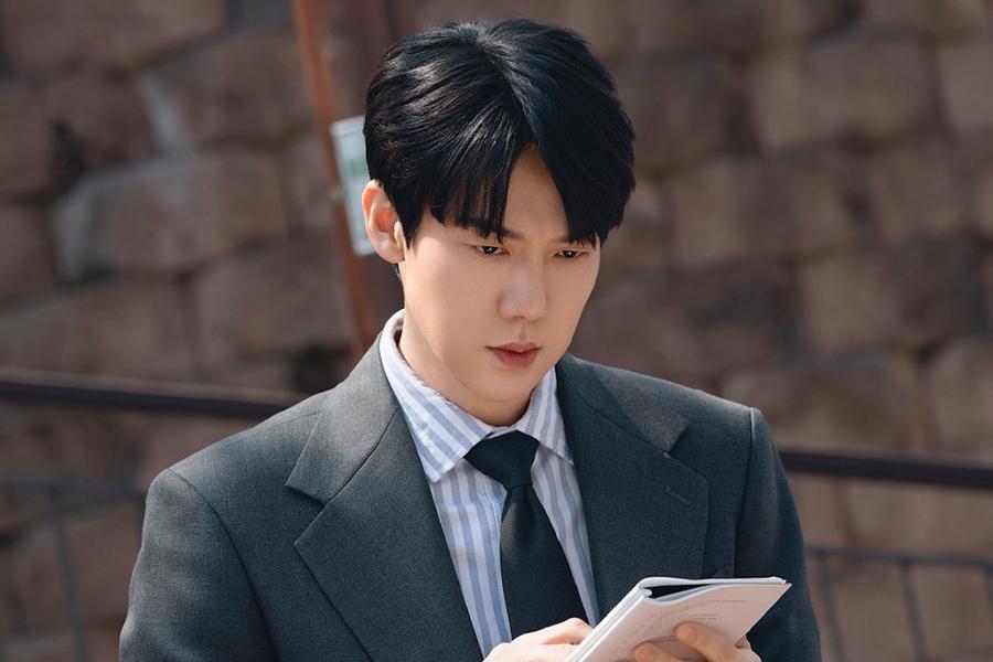 Yoo Yeon Seok Is Full Of Dedication On Set Of “Phantom Lawyer”