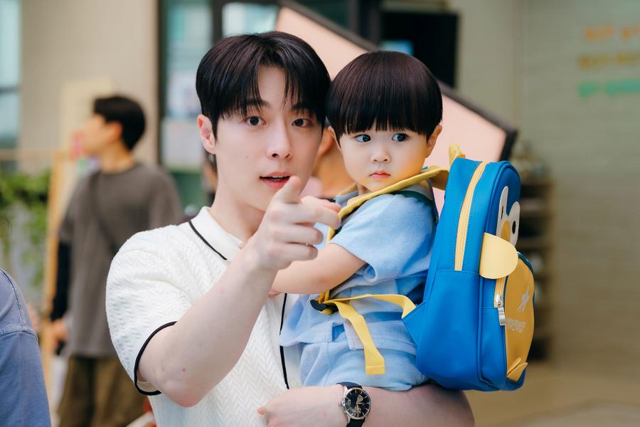 "Our Universe" Releases Super Cute Behind-The-Scenes Photos Of Bae In Hyuk With His On-Screen Nephew