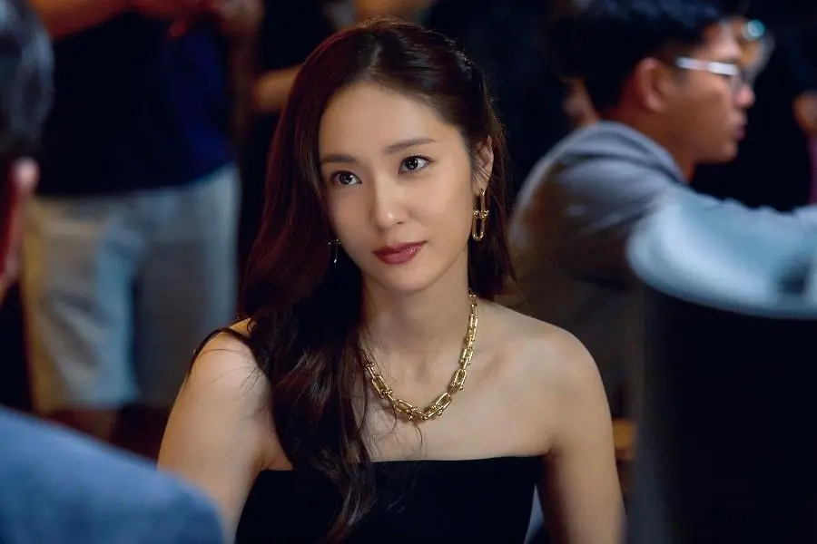 Krystal Transforms Into A Daughter Of A Wealthy Family In New Drama “Mad Concrete Dreams”