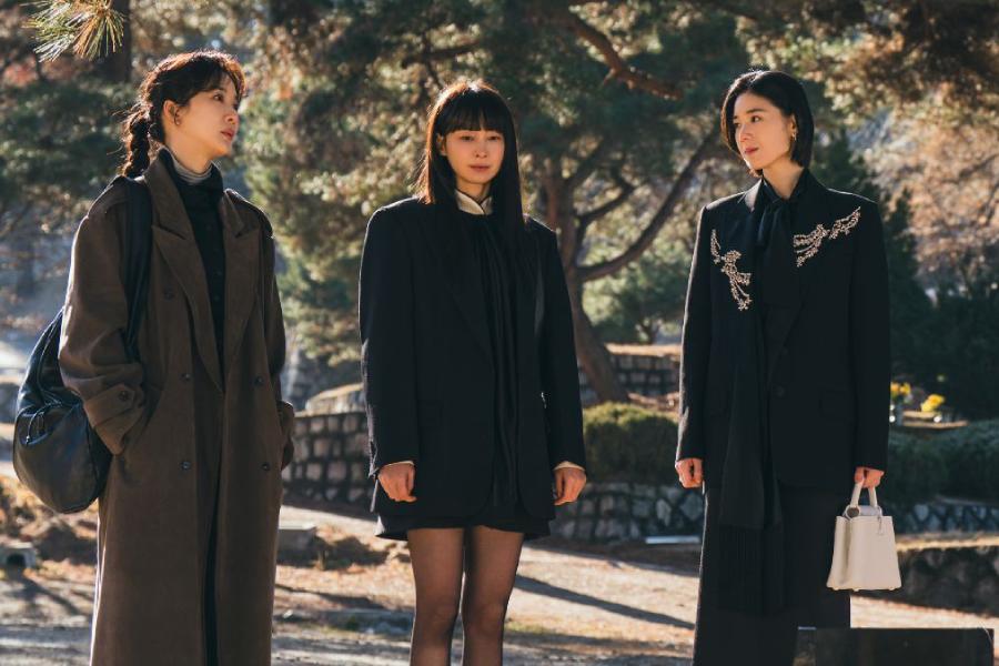 Lee Na Young, Jung Eun Chae, And Lee Chung Ah Follow A New Lead At A Burial Site In “Honour”